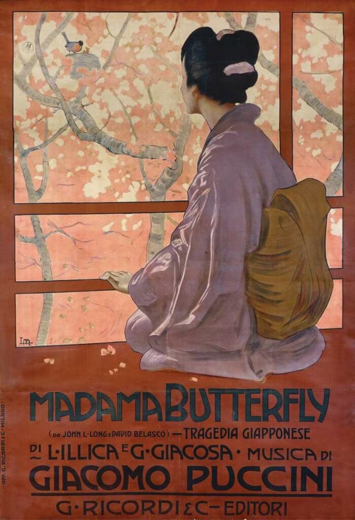 Locandina dell'opera Madama Butterfly a colori. Ritrae una geisha di spalle mentre guarda verso l'esterno, come se fosse in attesa di qualcuno. Sullo sfondo, è esplosa la fioritura dei ciliegi.