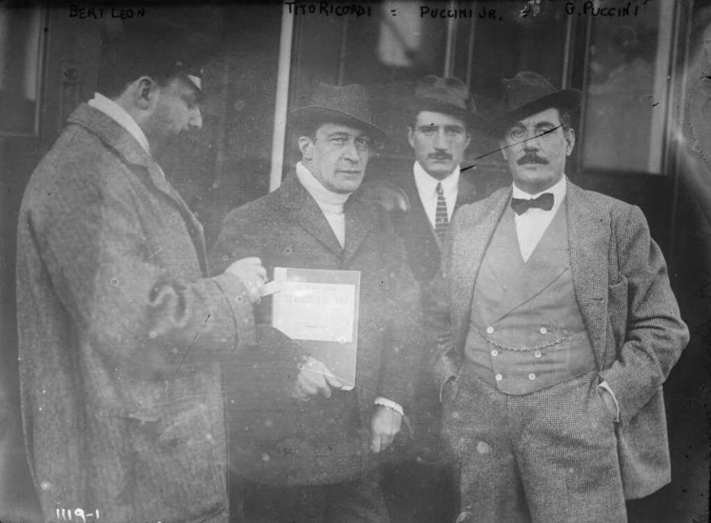 Bert Leon, Tito Ricordi, Tonio Puccini e suo padre, Giacomo, mentre discutono probabilmente 
de "La Fanciulla del West"