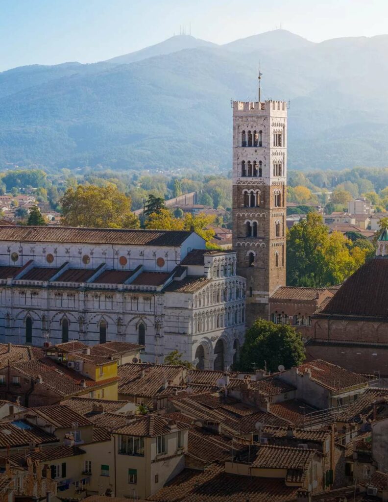 Scorcio di Lucca sul quale torreggia il maestoso Duomo di San Martino