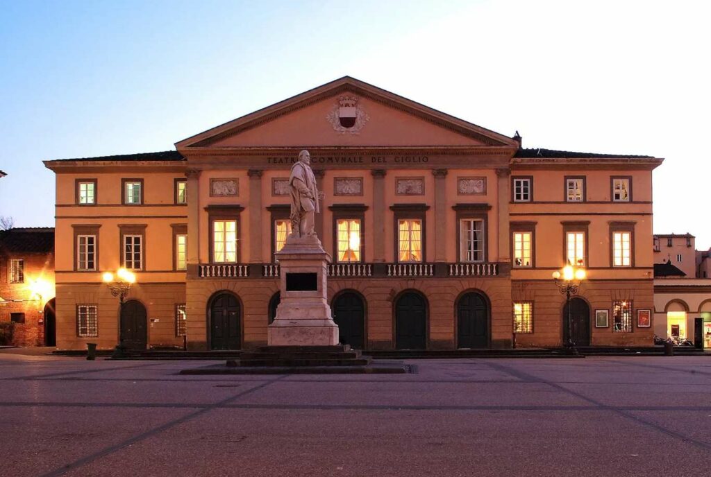 Facciata del Teatri de Giglio, in Piazza del Giglio a Lucca