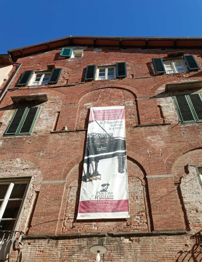 Facciata della Casa Natale di Puccini, oggi Puccini Museum a Lucca.