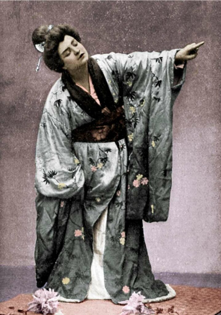 Soprano Rosina Storchio nei panni di Cio-Cio-San, mentre indossa un kimono con decorazioni floreali e orientaleggianti.
