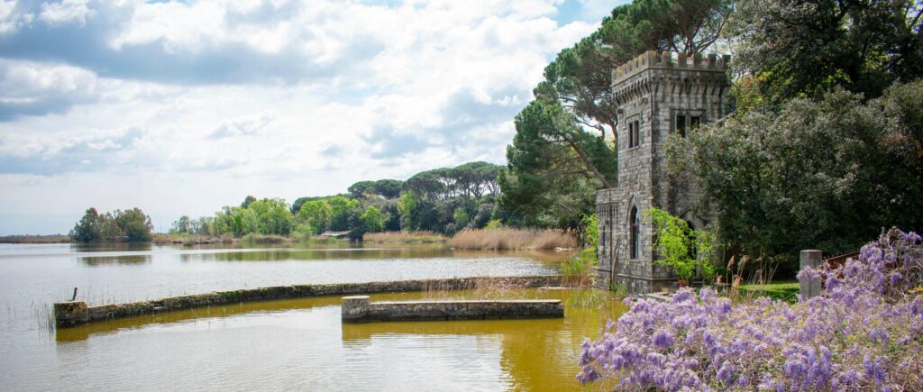 Scorcio di Torre del Lago, sulla destra la torretta della Villa Orlando