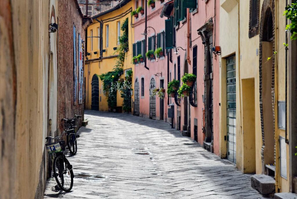 Scorcio di un vicolo colorato di Lucca