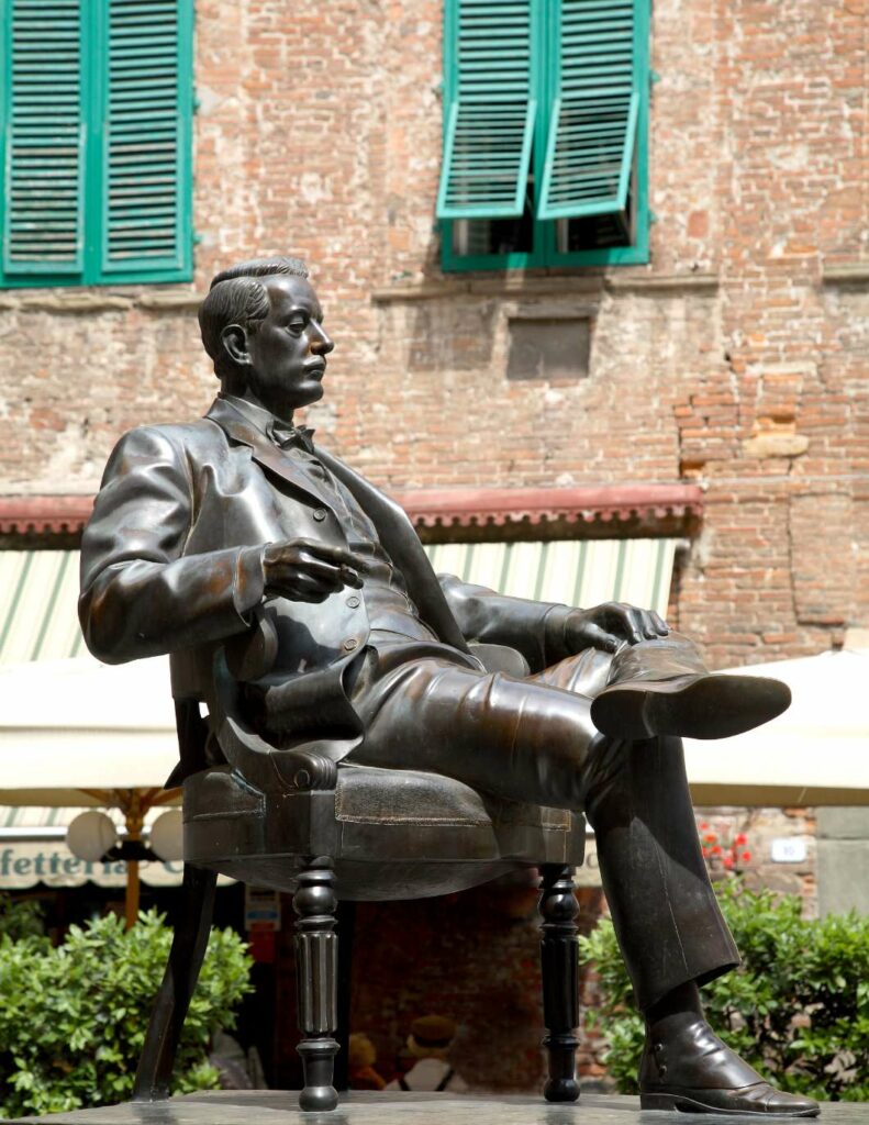 Statua bronzea di Giacomo Puccini situata in Piazza Cittadella, Lucca