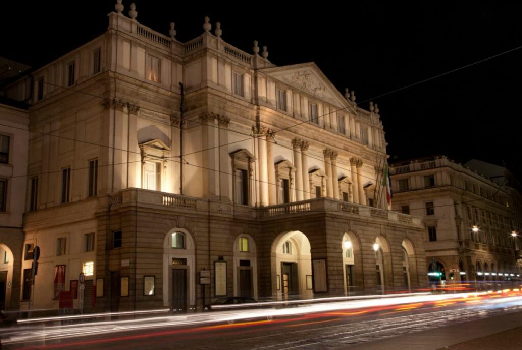 Facciata del Teatro Dal Verme di Milano