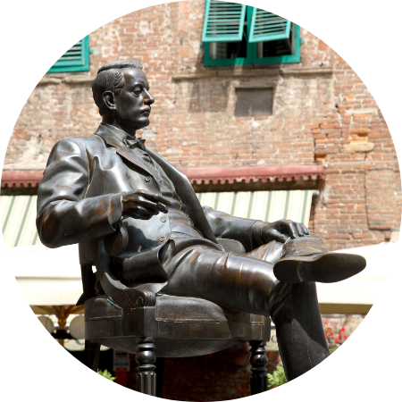 Statua bronzea di Giacomo Puccini situata in Piazza Cittadella, Lucca