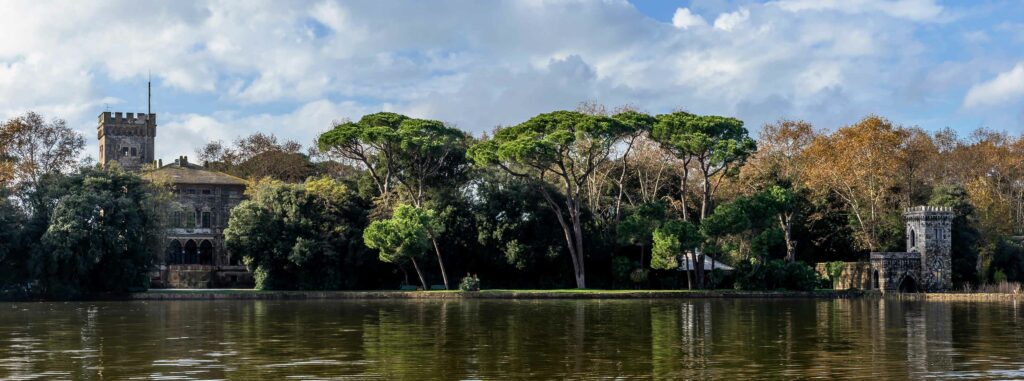 Lago di Massaciuccoli, sullo sfondo Villa Orlando con le sue torrette
