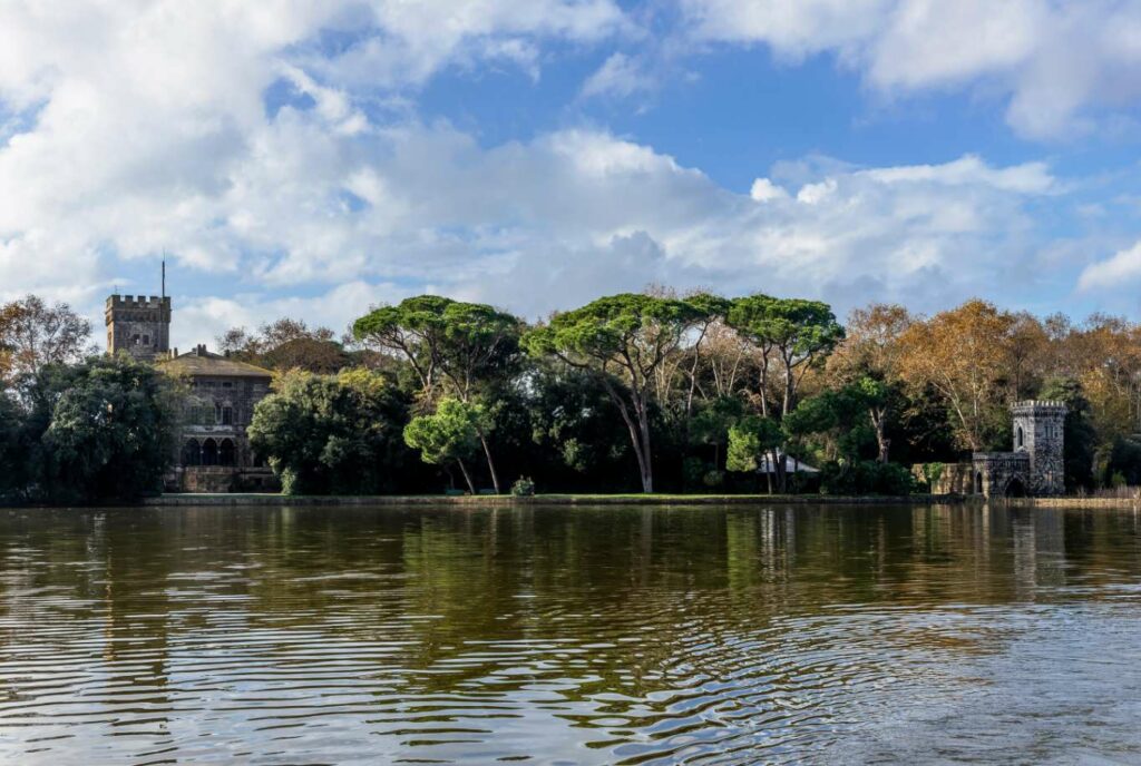 Lago di Massaciuccoli, sullo sfondo Villa Orlando con le sue torrette