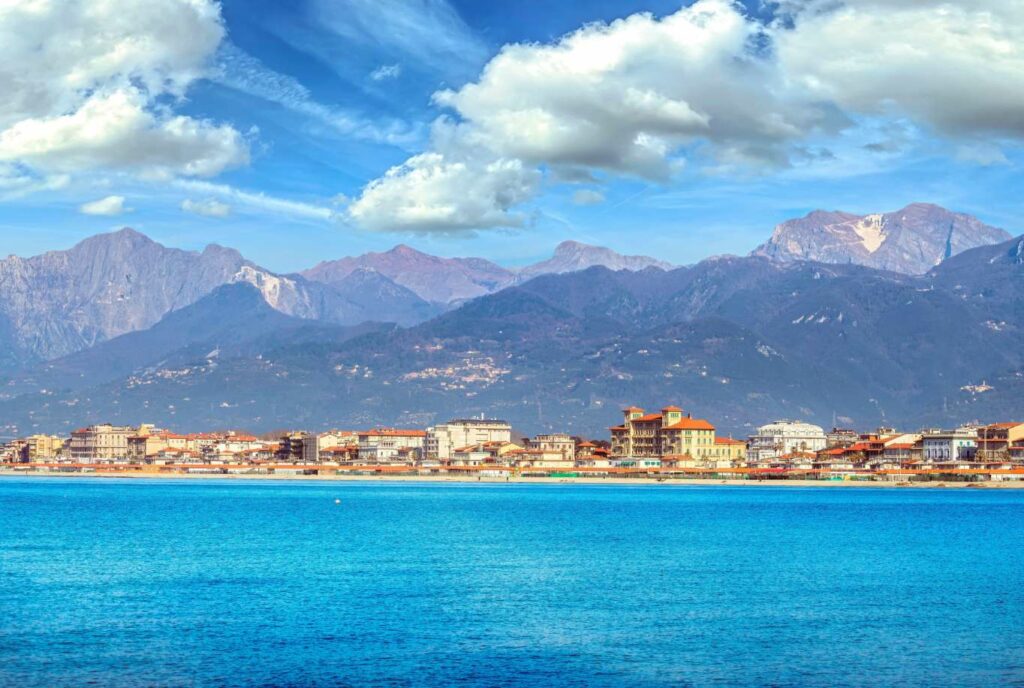 Costa di Viareggio, sullo sfondo le Alpi Apuane